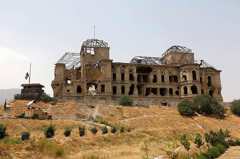 Десятилетия борьбы разрушили величие дворца, стоящего на холме в окрестностях Кабула. «Дар-уль-Аман», что в переводе с арабского означает «обитель мира», был несколько раз сожжен, в том числе во время ввода советских войск в 1979 году. Перед этим он был разрушен в результате боевых действий. До 1990 года в отремонтированном дворце располагалось Министерство обороны новоявленной Республики Афганистан