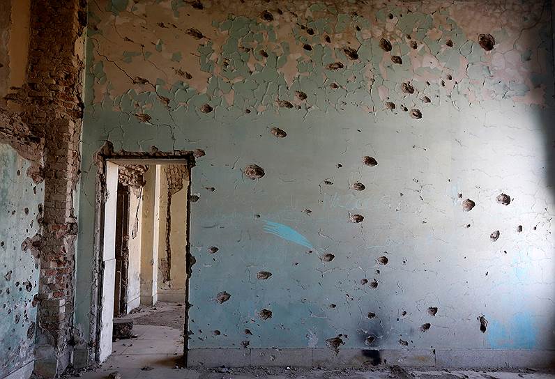 Стены дворца изрешечены следами пуль, служащими напоминанием о постоянных обстрелах во времена власти «Талибана»