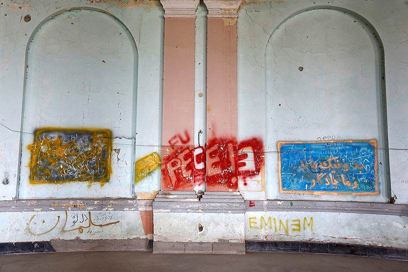 Многочисленные граффити на стенах дворца «Дар-уль-Амана»