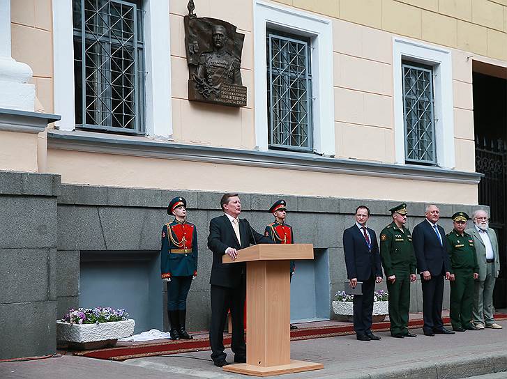 Глава администрации президента Сергей Иванов (в центре)