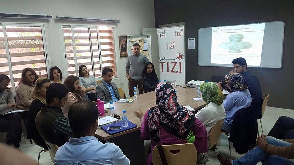 Проект TIZI, созданный молодыми аполитичными марокканцами в августе 2011 года – это гражданская инициатива. Ее цель - укрепить политический ландшафт страны, сделав его разнообразнее.  «Быть хорошим лидером — это не некая врожденная способность, этому можно научиться»,— считает президент компании Закария. TIZI ищет молодых людей с такими способностями и помогает им вырасти в политических лидеров