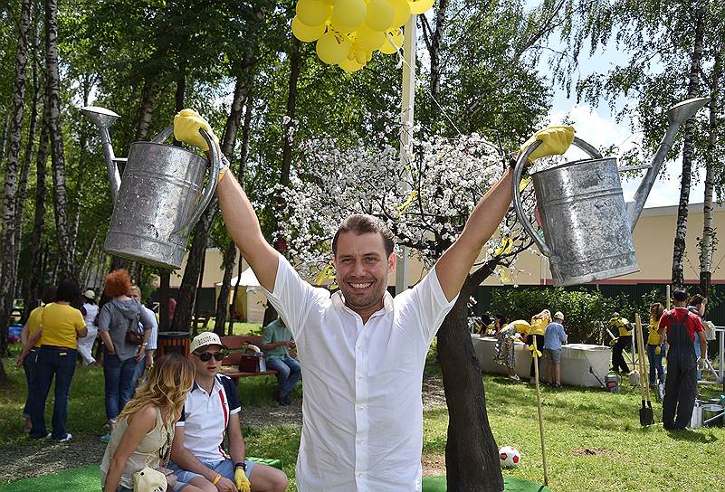 Танцор Андрей Карпов во время посадки черешневого леса