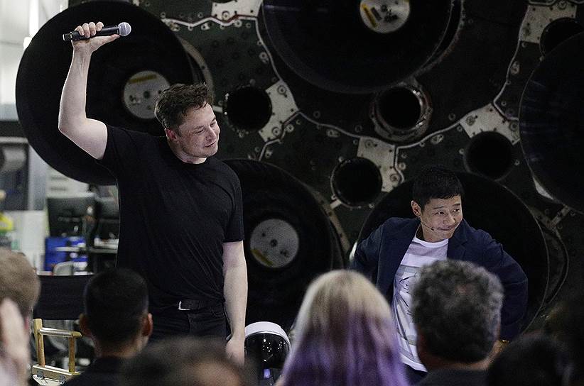 Компания SpaceX также сейчас занимается разработкой новой ракеты и космического корабля Big Falcon Rocket (BFP). В сентябре 2018 года стало известно, что японский предприниматель Юсаку Маэдзава (на фото справа) планирует на его борту совершить полет вокруг Луны, взяв с собой до восьми художников в рамках созданного им арт-проекта #dearMoon. Полет был намечен на период не ранее 2023 года, но в июне 2024-го японский миллиардер закрыл проект