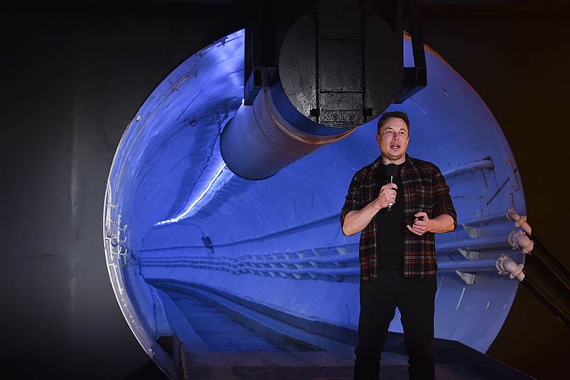 Еще одним амбициозным проектом Илона Маска стал Hyperloop — сверхскоростной общественный транспорт, который позволил бы перемещаться на сотни километров всего за полчаса. По замыслу Маска «пятый транспорт» должен был стать надземной магистралью в форме стальной трубы, внутри которой с помощью электромагнитного импульса перемещалась бы герметичная алюминиевая капсула на аэродинамической подушке. Работа нового транспорта предполагалась за счет солнечных батарей. В 2018 году прошли тестовые испытания. Однако в декабре 2023 года Bloomberg сообщил, что технологическая компания Hyperloop One — разработчик сверхскоростного вакуумного поезда — закрывается, так как ей не удалось получить ни одного контракта на строительство реально работающей системы