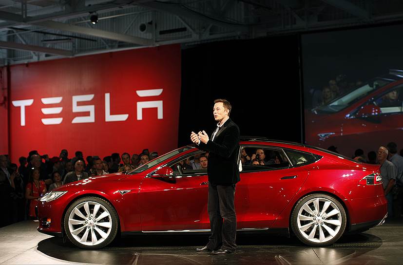 Финансовый успех Tesla обеспечил выпуск седана Model S с зарядом батарей на 426 км и возможностью разогнаться до 96 км/ч за 3,9 сек. Во время презентации электромобиля Илон Маск пообещал, что всего через 20 лет больше половины выпускаемых автомобилей будут электрическими. И хотя все аналитики опровергли прогноз Маска, сам он счел, что мир стал слишком зависим от нефти, что породило постоянную геополитическую напряженность и изменения климата. По мнению Илона Маска, изменить эту ситуацию может отказ от двигателей внутреннего сгорания в пользу электричества: «Многие не любят перемен, но мы должны научиться принимать их. Особенно если альтернатива переменам — это катастрофа»