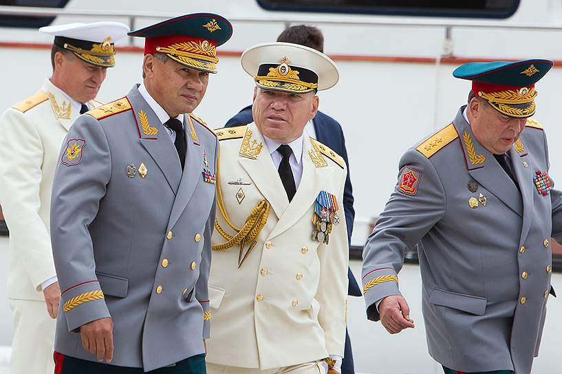 Главной претензией к командующему Балтийским флотом Виктору Кравчуку (в центре) стало сокрытие информации от вышестоящего начальства