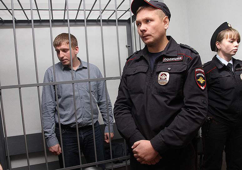 Подозреваемый по делу о пытках в межмуниципальном отделе МВД «Заречный», оперуполномоченный Анатолий Куриленко (слева)