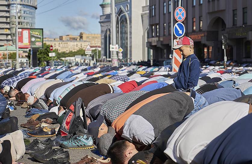 Празднование Ураза-байрама у Московской соборной мечети