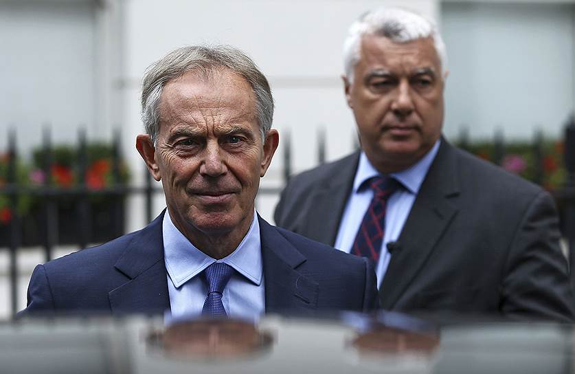 Бывший премьер-министр Британии Тони Блэр (слева)
