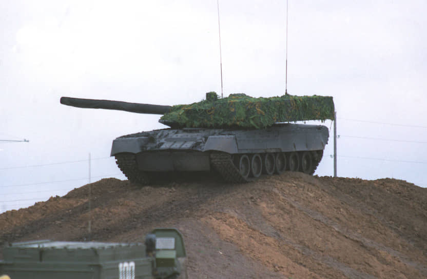 В 1997 году в Омске продемонстрировали прототип танка «Черный орел» (Объект 640). Основным нововведением стала башня танка, конструкция которой увеличивала защищенность машины в 1,5-2 раза. Объект 640 не был запущен в серийное производство