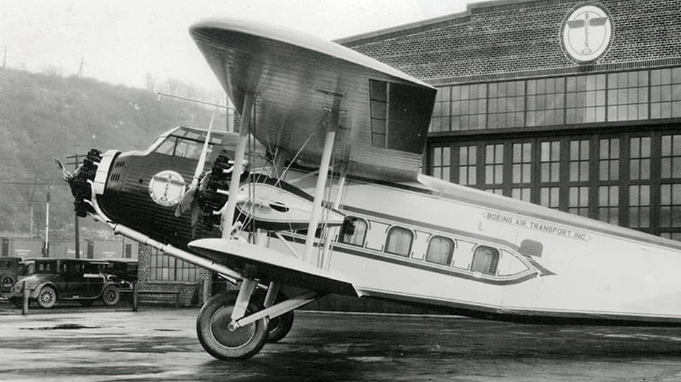 В 1928 году компания впервые выпустила самолет, ориентированный на комфорт пассажиров,— Model 80. Он был оснащен лампами для чтения, вентиляцией, горячей и холодной водой, сиденья были обиты кожей. Впервые на рейсах появились стюардессы