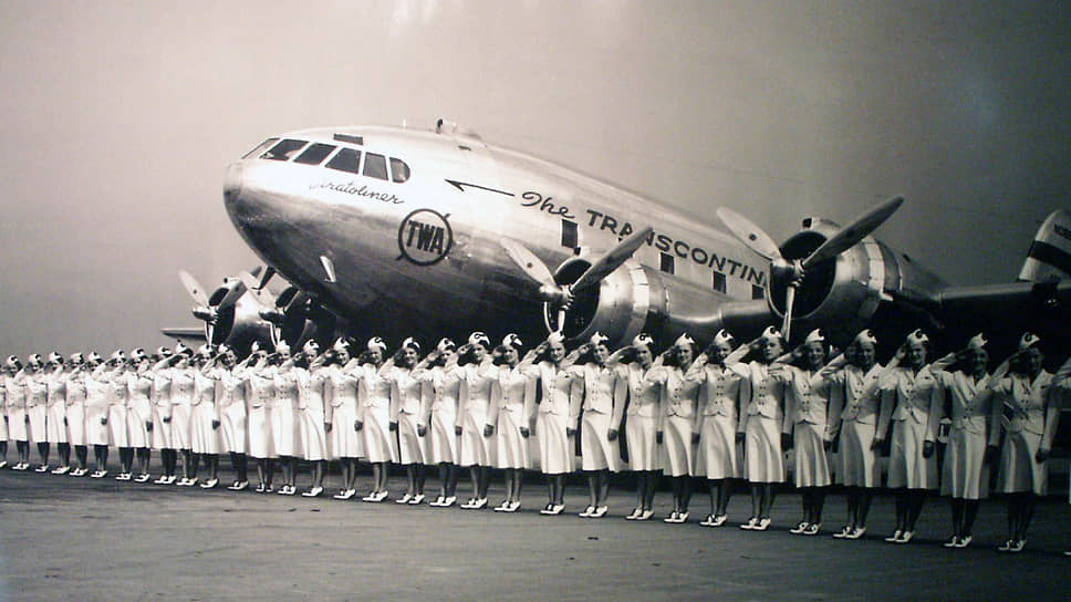 В 1938 году компания представила Model 307 Stratoliner. В непогоду он мог подниматься на высоту более 6 тыс. метров — выше, чем все коммерческие модели того времени. Stratoliner стал первым самолетом, в экипаж которого включили бортинженера. Boeing выпустил 10 таких самолетов, один из них принадлежал мультимиллионеру Говарду Хьюзу