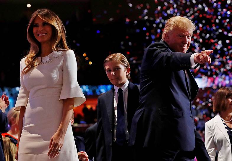 Кандидат в президенты США от Республиканской партии Дональд Трамп (справа), его жена Мелания и сын Баррон