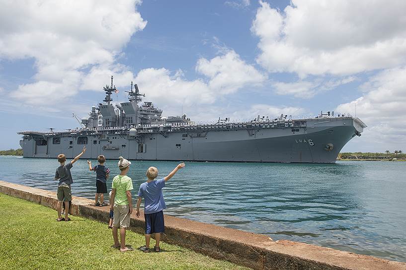 11 октября 2014 года универсальный десантный корабль вертолетоносец USS America (LHA-6) был принят в состав ВМС США. Стоимость одного корабля составляет $2,4 млрд. Авианосец LHA-6 имеет водоизмещение 45 тыс. тонн и длину 281 м. В отличие от стандартных десантных кораблей конструкция LHA-6 не предусматривает наличия дока для катеров, при этом высвободившееся пространство используется в качестве ангаров для авиационной техники. Планируется, что на новом корабле будут базироваться восемь вертолетов, а также 12 конвертопланов и десять истребителей с укороченным взлетом и вертикальной посадкой. Всего в рамках проекта LHA-6 запланировано 11 кораблей. 22 июня 2014 года состоялась закладка второго корабля этого типа — Tripoli (LHA-7). Спуск на воду ожидается в 2017 году