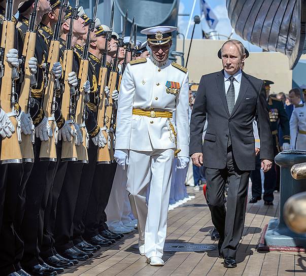 Празднование Дня ВМФ в Санкт-Петербурге. Президент России Владимир Путин (справа) во время посещения крейсера «Аврора»
