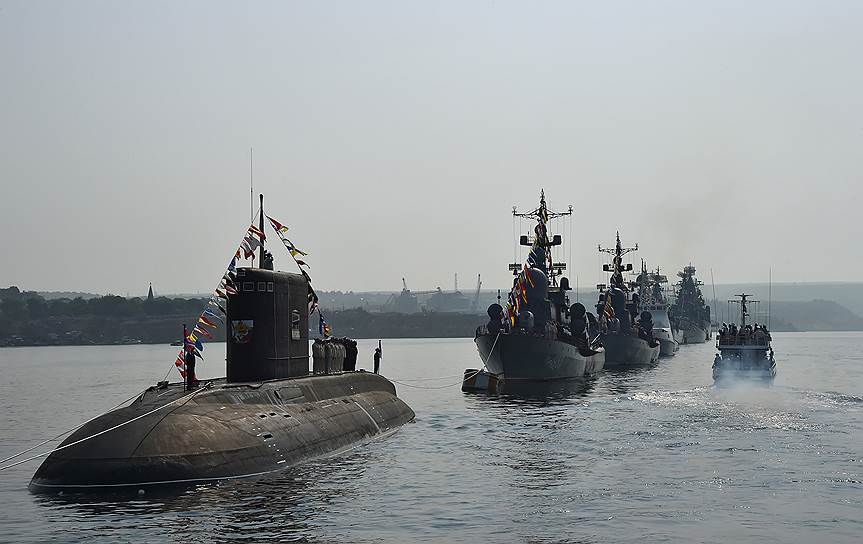 Подводная лодка «Новороссийск» во время военно-морского парада в Севастополе