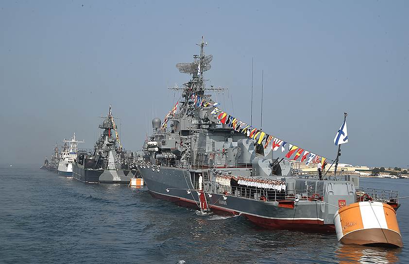 Ракетный корабль на воздушной подушке «Самум» и сторожевой корабль «Ладный» во время военно-морского парада в Севастополе