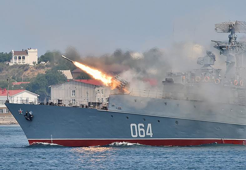 Малый противолодочный корабль &quot;МПК-134&quot; (&quot;Муромец&quot;) во время военно-морского парада в Севастополе