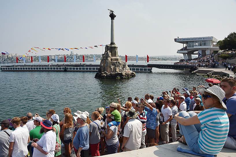 Зрители на набережной города во время военно-морского парада в Севастополе