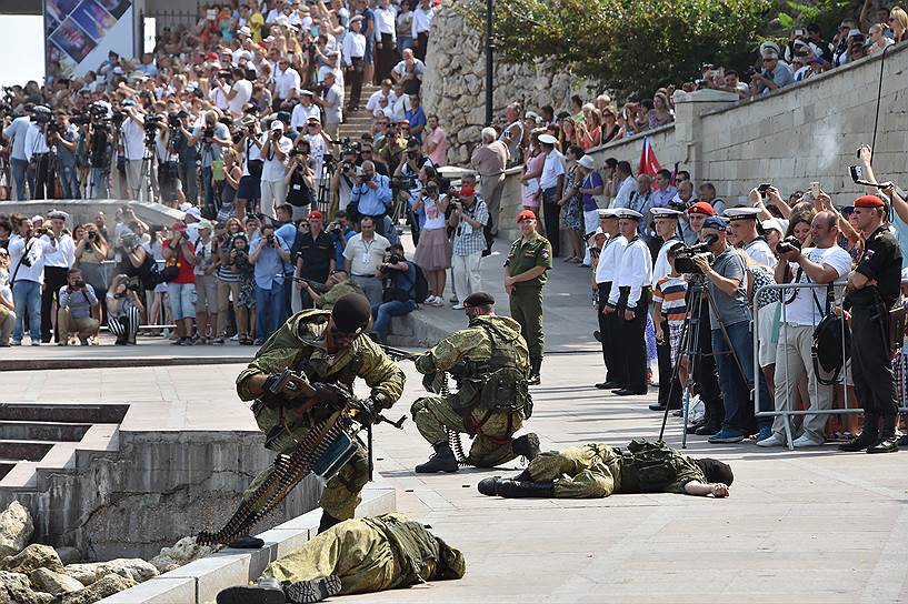 Военнослужащие морской пехоты во время показательных выступлений в Севастополе
