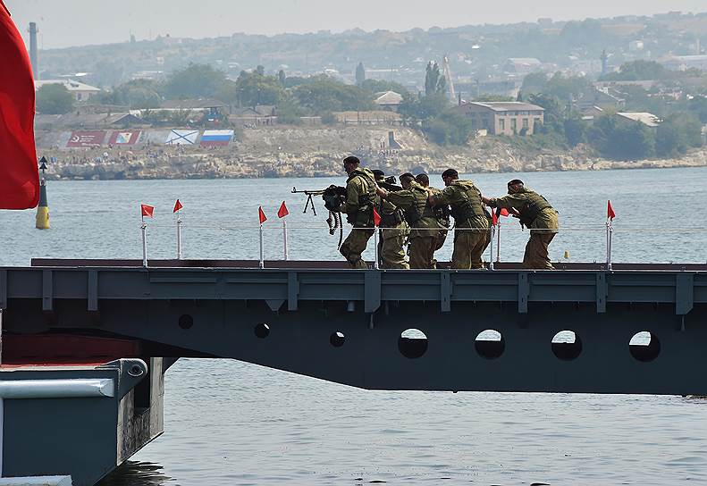 Военнослужащие морской пехоты во время показательных выступлений в Севастополе