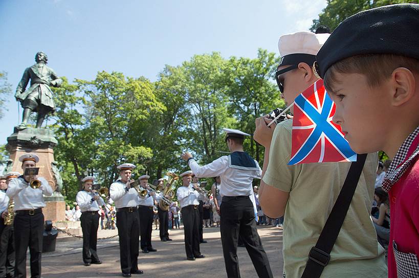 Празднование Дня ВМФ в Кронштадте. Дефиле военно-духовых оркестров