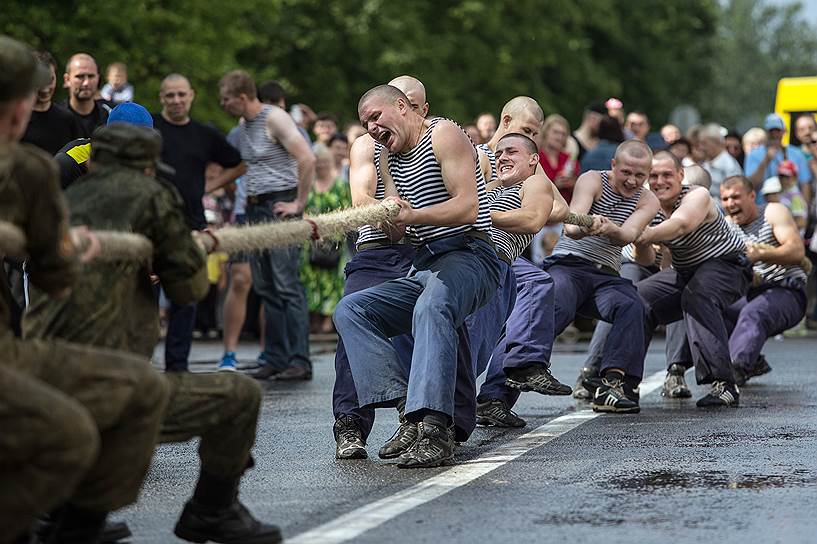 Празднование Дня ВМФ в Кронштадте. Соревнования по перетягиванию каната