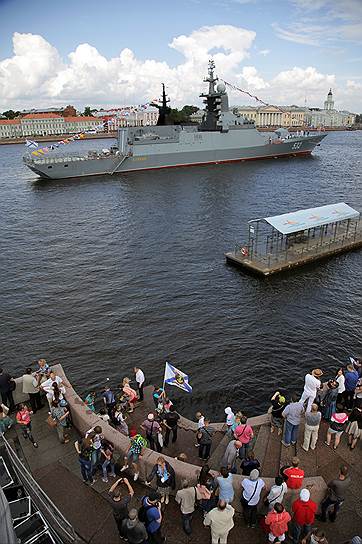 Зрители на набережной во время военно-морского парада в Санкт-Петербурге