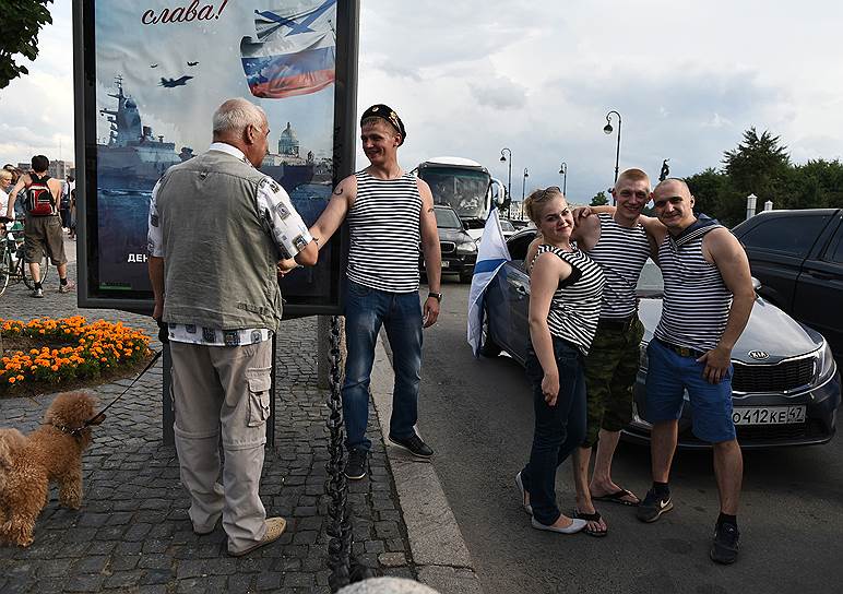 Народные гуляния в честь дня ВМФ в Санкт-Петербурге