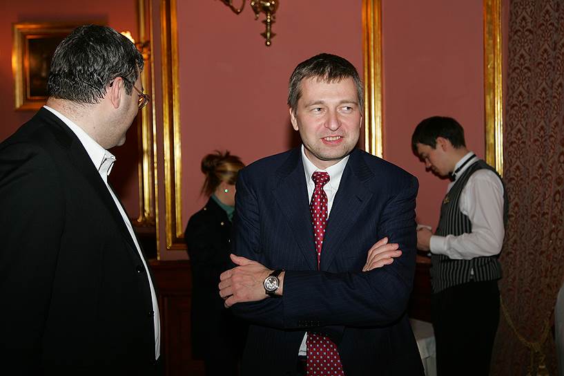 13 мая 2014 года суд Женевы решил, что российский бизнесмен Дмитрий Рыболовлев после развода должен передать своей бывшей супруге Елене 4,02 млрд швейцарских франков ($4,5 млрд), кроме того, она получила право опеки над их младшей дочерью. Помимо денег суд обязал бывшего владельца «Уралкалия» передать бывшей жене часть имущества (украшения, а также недвижимость в Швейцарии более чем на $500 млн). В июне 2015 года суд Женевы снизил сумму отступных до $603 млн&lt;br>На фото: Дмитрий Рыболовлев (в центре)