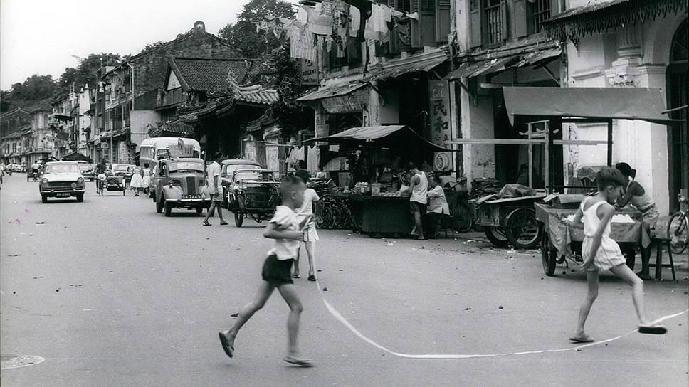  1970-е годы в Сингапуре началась кампания по борьбе за чистоту. Штраф за брошенный окурок мог достигать до 1 тыс. сингапурских долларов. Кроме того, сингапурцы должны были ежемесячно отчислять 20% дохода в Центральный фонд сбережений. За счет этих средств развивалась пенсионная система, здравоохранение, жилищное строительство. С 1965 года в новые многоквартирные дома переселилось около 90% населения