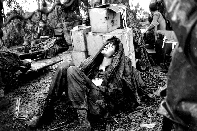 Хуберт Ван Эс. 19 мая 1969  года. «Американский десантник мучается от боли в ожидании медицинской помощи»&lt;br>За время вьетнамской войны до 60 тыс. американских военных были убиты, еще 300 тыс. были ранены