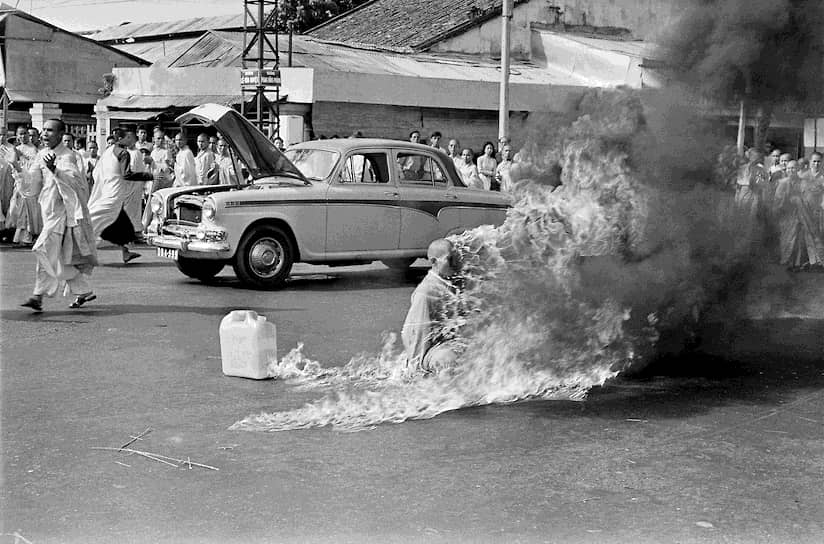 Малколм Браун. 11 июля 1963 года. «Буддистский монах Тхить Куанг Дык во время акта самосожжения в Сайгоне»&lt;br>В 1963 году в Южном Вьетнаме назрел так называемый «буддистский кризис» после того, как власти республики разогнали религиозную демонстрацию. Во время акции погибли девять человек. В знак протеста против гонений на буддистов монах Тхить Куанг Дык поджег себя 