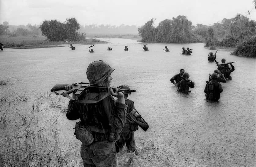 Генри Хьюет. 25 сентября 1965 года. «Американские десантники пересекают реку в поисках позиций северовьетнамских военных»&lt;br>
Вьетнамская война стала самым долгим конфликтом с участием войск США. Правительство страны потратило на военные действия $352 млрд