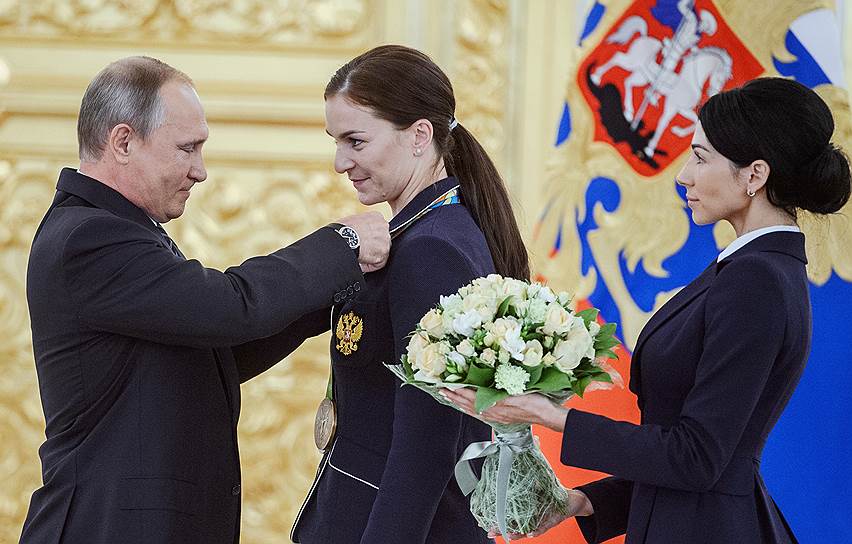 Президент России Владимир Путин и олимпийская чемпионка по фехтованию на саблях Софья Великая (в центре)