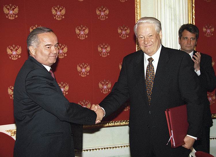 Во внешней политике президент Каримов стремился придерживаться сбалансированного курса, периодически укрепляя отношения то с Москвой, то с Западом. В 2001 году Узбекистан присоединился к Шанхайской организации сотрудничества &lt;br>На фото: Ислам Каримов и президент России Борис Ельцин (1998)