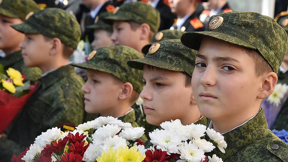 Россияне хотят видеть в школе больше патриотизма, духовности и военной подготовки