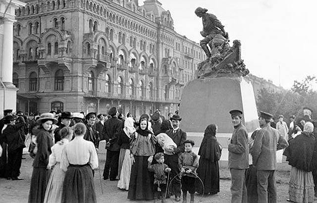 «Царь-плотник» был частью ансамбля, вторая скульптура которого «Петр I, спасающий рыбаков близ Лахты» была установлена в Санкт-Петербурге через год. Сюжет памятника основан на легенде о смерти императора — по одной из версий, Петр, возвращаясь из поездки в Шлиссельбург осенью 1724 года, увидел у Лахты севший на мель бот с рыбаками, начал их спасать и простудился, отчего и умер. Скульптура до сих пор не восстановлена, а ее модель, созданная Леопольдом Бернштамом, хранится в Петергофском музейном комплексе