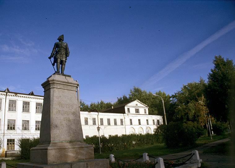 Памятник Петру I в Архангельске установлен в 1914 году по проекту скульптора Марка Антокольского, постамент изготовили монахи Соловецкого монастыря. В 1920 году скульптуру снесли как «металлическое изображение гидры капитализма», и он 13 лет пролежал на набережной Северной Двины. В 1948 году памятник восстановили, с 1997 года скульптура изображена на купюре номиналом 500 руб. (500 000 руб. до деноминации 1998 года)