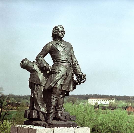 В Петровском парке Выборга (Ленинградская область) установлен еще один памятник Петру I Бернштама. Открытие состоялось в июне 1910 года к 200-летию взятия города российскими войсками. После провозглашения независимости Финляндии в апреле 1918 года финские войска заняли Выборг и сбросили статую с постамента. Памятник планировали отправить на металлолом в Германию, но сделка не состоялась. В ходе Советско-финской войны 1939–1940 годов памятник императору вернули на прежнее место, однако уже летом 1941 года финны опять свергли статую — в этот раз у нее оторвалась голова. В 1954 году бронзовый памятник вернулся на место, где и стоит до сих пор