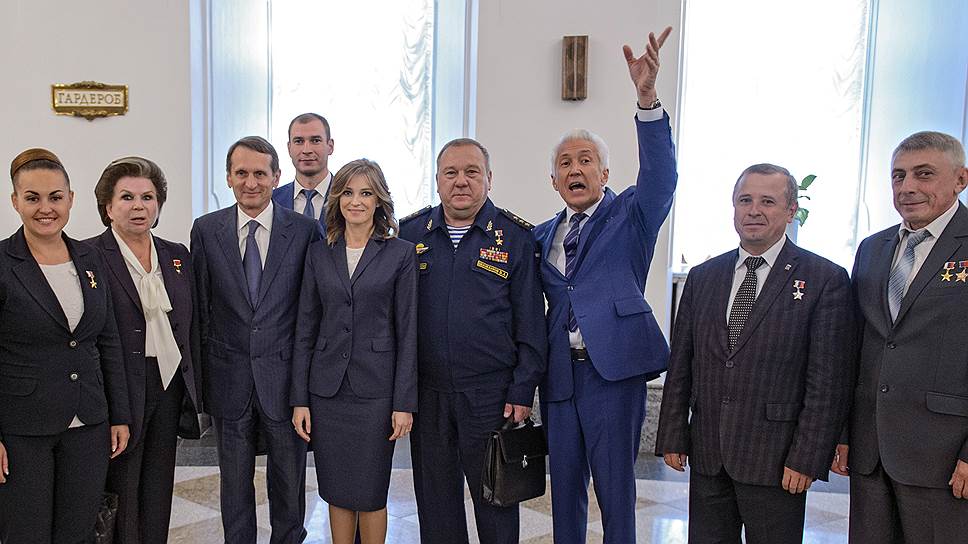 Лидер фракции «Единой России» в Думе Владимир Васильев призвал участников встречи объединиться в одной фотографии (но все равно за кадром осталось больше)