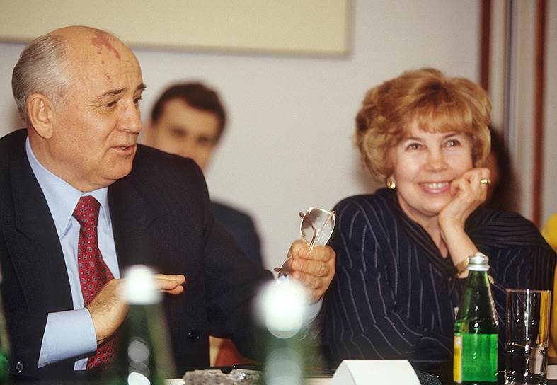 25 сентября 1953 года в диетической столовой студенческого общежития поженились Раиса и Михаил Горбачевы. После избрания мужа генсеком в 1985 году принимала участие в официальных мероприятиях (до этого обязанности первой леди на них выполняла Валентина Терешкова) и занималась благотворительностью, в частности, шефствовала над Центральной детской больницей в Москве. В 1987 году британский журнал Woman`s Own назвал ее женщиной года, а международный фонд «Вместе за мир» наградил премией «Женщины за мир»