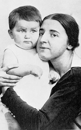 24 марта 1919 года был официально зарегистрирован брак Иосифа Сталина и Надежды Аллилуевой. Они познакомились в Петрограде в 1917 году, когда будущей супруге было 16 лет. Несмотря на возражения мужа, работала в секретариате Владимира Ленина и редакции журнала «Революция и культура» при газете «Правда». 9 ноября 1932 года после семейной ссоры покончила жизнь самоубийством