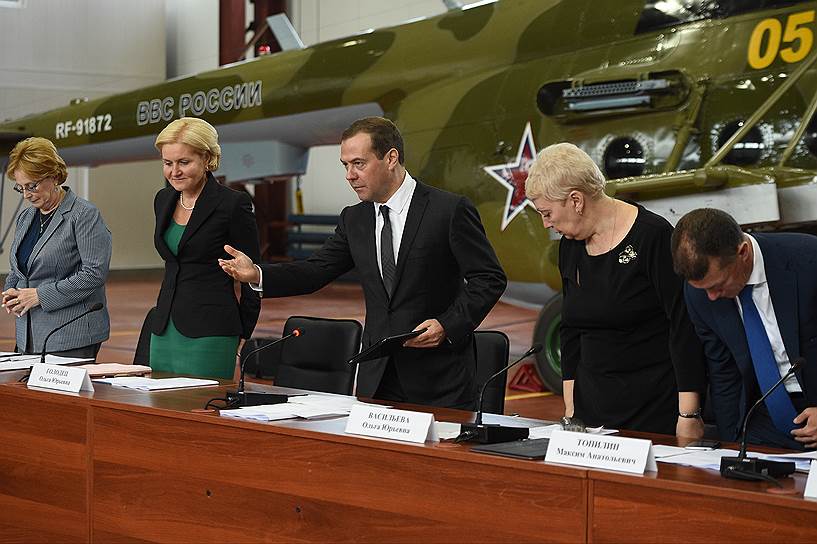 Слева направо: министр здравоохранения Вероника Скворцова, вице-премьер Ольга Голодец, председатель правительства Дмитрий Медведев, министр образования Ольга Васильева и министр труда Максим Топилин