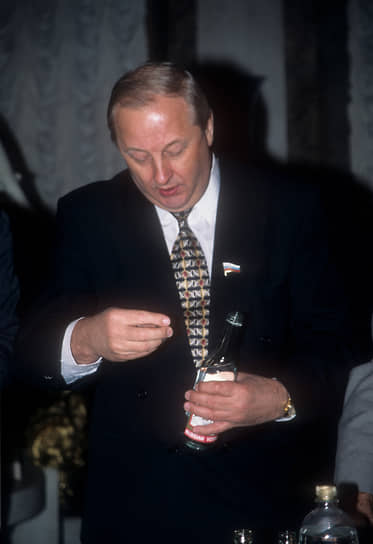 Экс-сенатор и бывший губернатор Свердловской области Эдуард Россель был членом BЛKCM в 1951-1966 годах, в 1966 году вступил в КПСС (кандидат с февраля 1965 года)