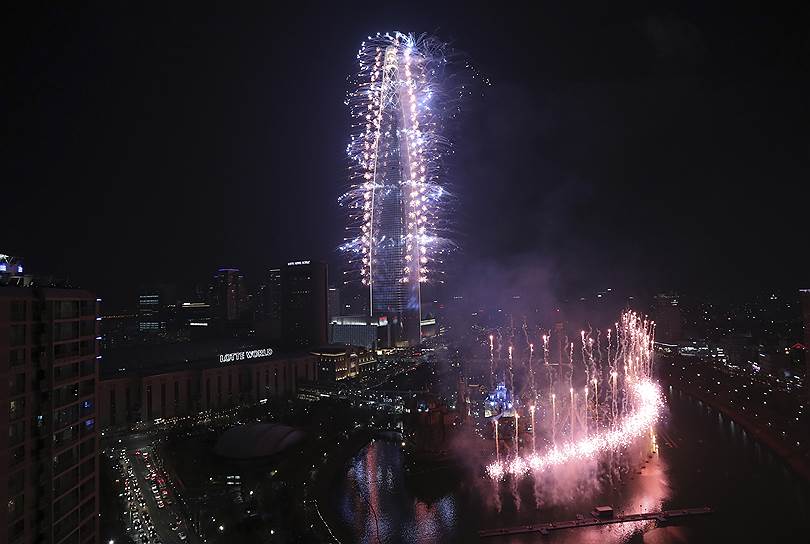 123-этажный небоскреб Lotte World Tower возвышается на высоту в 555 м. Первые этажи занимают магазины, потом идут офисы, апартаменты и гостиница. Последние этажи открыты для свободного доступа, здесь находится одна из самых высоких в мире смотровых площадок