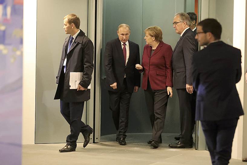 Президент России Владимир Путин (второй слева) и канцлер ФРГ Ангела Меркель