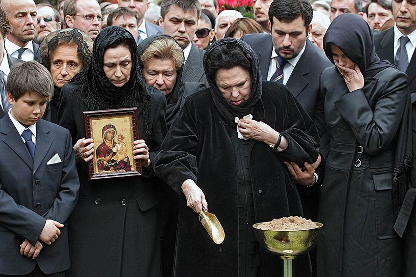 Галина Вишневская (в центре) с дочьрями Еленой (третья слева), Ольгой (справа) и вдова первого президента России Бориса Ельцина Наина (четвертая слева) во время похорон Мстислава Ростроповича на Новодевичьем кладбище в Москве, 2007 год