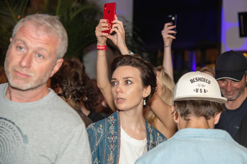 Бизнесмен Роман Абрамович и светский обозреватель «Ъ» Евгения Милова на концерте актрисы Анны Чиповской и джаз-бэнда Бориса Фрумкина на острове Новая Голландия, 2019 год