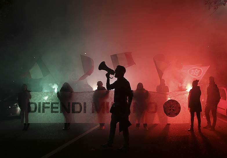Милан, Италия. Правые активисты во время демонстрации против появления в одном из районов города лагеря для мигрантов